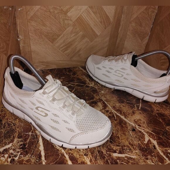Skechers women's casual walking shoes sneakers size 8.    581 - Picture 1 of 12